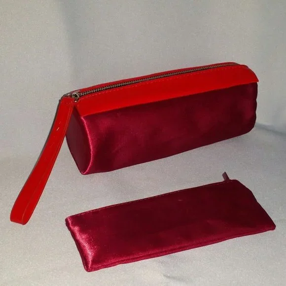 MAC Adoring Carmine Holiday Special Edition Brushes and Cosmetic Bags Set 💋❤️ - Picture 10 of 10